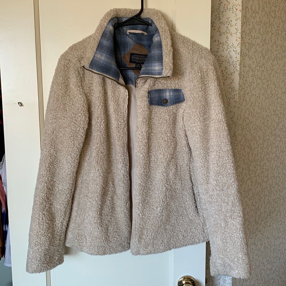 Pendleton Sherpa jacket. Worn 1X. Practically brand new. Comfy. Size small